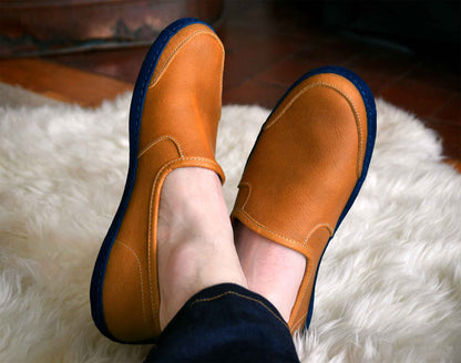 Vermont House Shoes - Loafer - Tan on model
