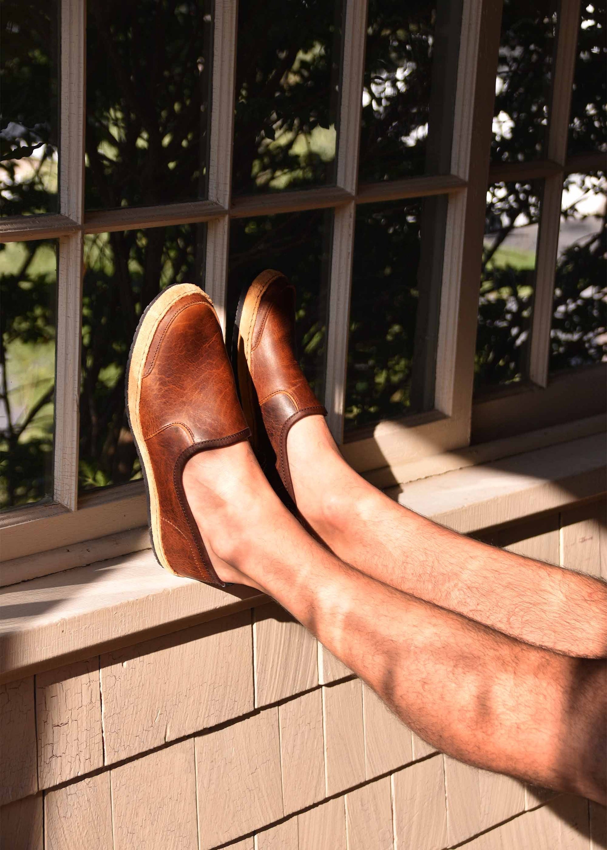 Vermont House Shoes - Loafer - Tobacco Bison on model