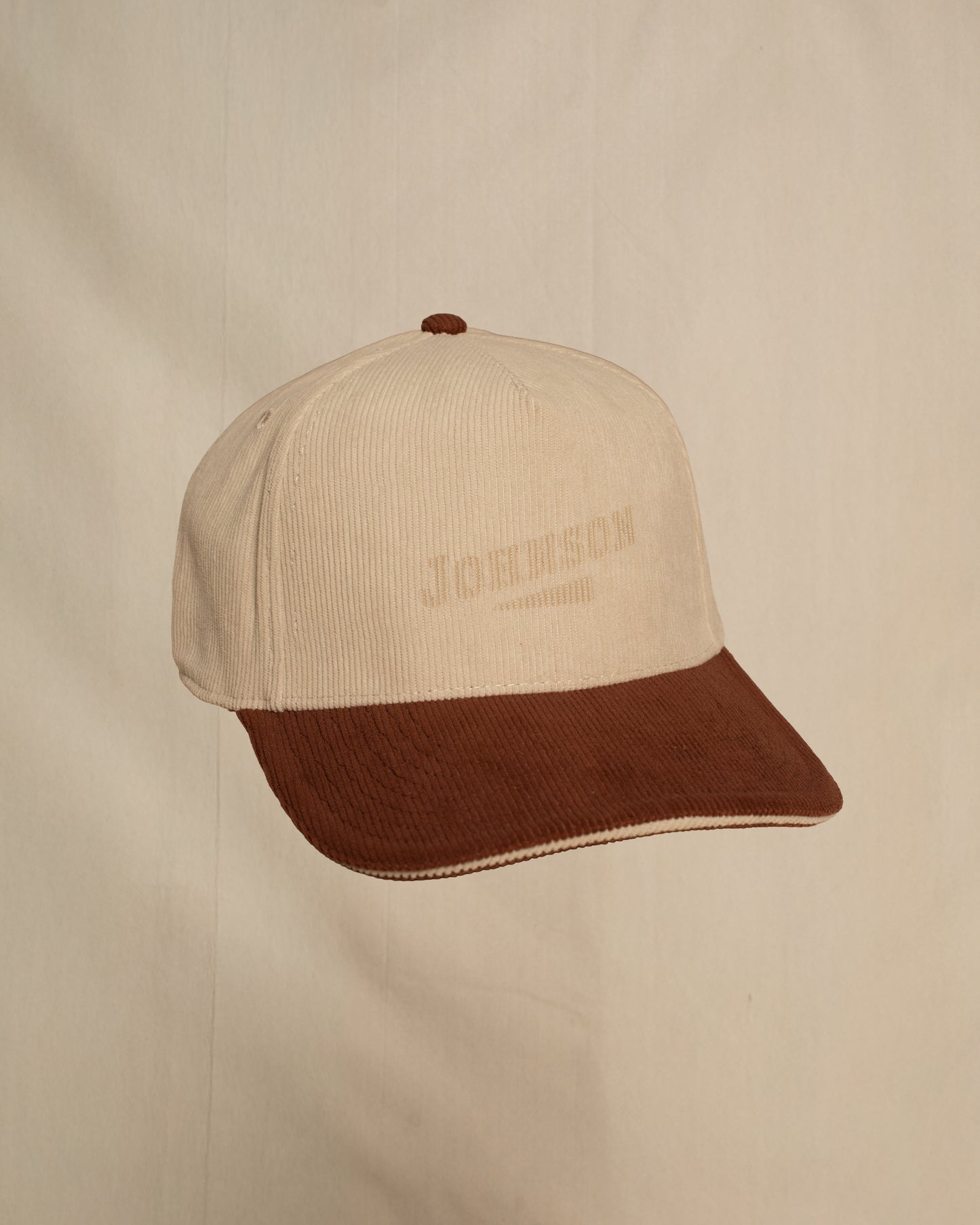 Corduroy Johnson hat in beige rust